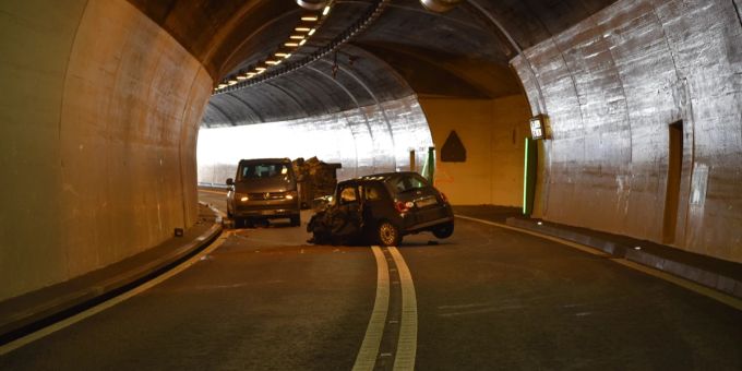 Am Donnerstagmorgen kam es im Rofla-Tunnel auf der Autostrasse A13 bei Andeer GR zu einem schweren Verkehrsunfall verkehrsunfall andeer