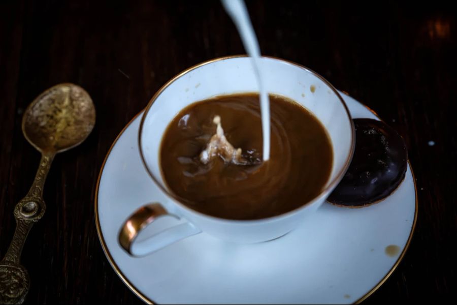 Bis zu 400 Milligramm Koffein täglich (in etwa vier Tassen Kaffee enthalten) sollen gesunde Erwachsene ohne Risiko konsumieren können. (Symbolbild)