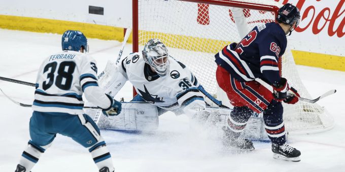 Nino Niederreiter (r.) feiert mit den Winnipeg Jets in der NHL einen 1:0-Minisieg. Nino Niederreiter NHL