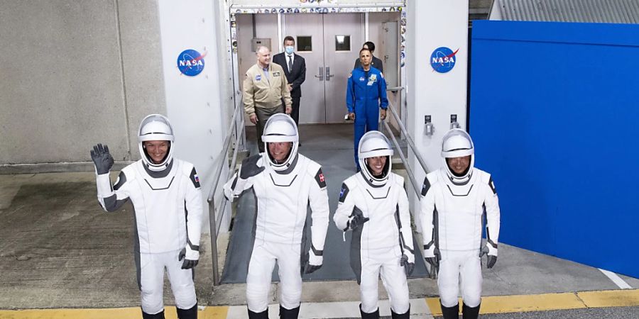 HANDOUT - Konstantin Borissow (l-r), Kosmonaut aus Russland, Andreas Mogensen, Esa-Astronaut, Jasmin Moghbeli, NASA-Astronautin,  Satoshi Furukawa, Astronaut aus Japan, bereiten sich darauf vor das Operations- und Checkout-Gebäude zu verlassen, bevor sie sich auf den Weg zur Startrampe machen, um an Bord der SpaceX Falcon 9-Rakete zur Internationalen Raumstation zu fliegen. Foto: Joel Kowsky/NASA/AP/dpa