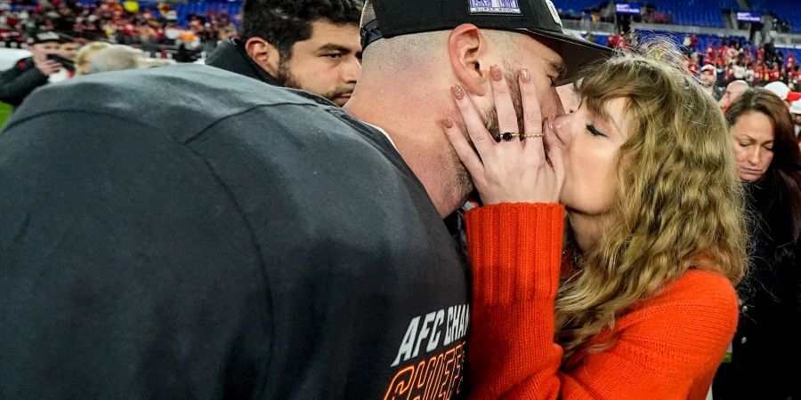 Ein Kuss für den AFC-Champion: Nach dem Sieg gegen die Baltimore Ravens holt sich Travis Kelce einen Kuss von Freundin Taylor Swift ab.