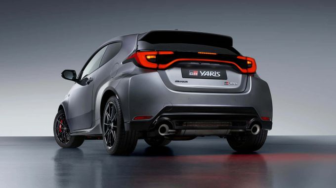 Die dritte Bremsleuchte ist nach unten ins Leuchtenband gewandert – so haben die Tuner und Rennteams freie Hand bei der Wahl des Heckspoilers Toyota GR Yaris Facelift