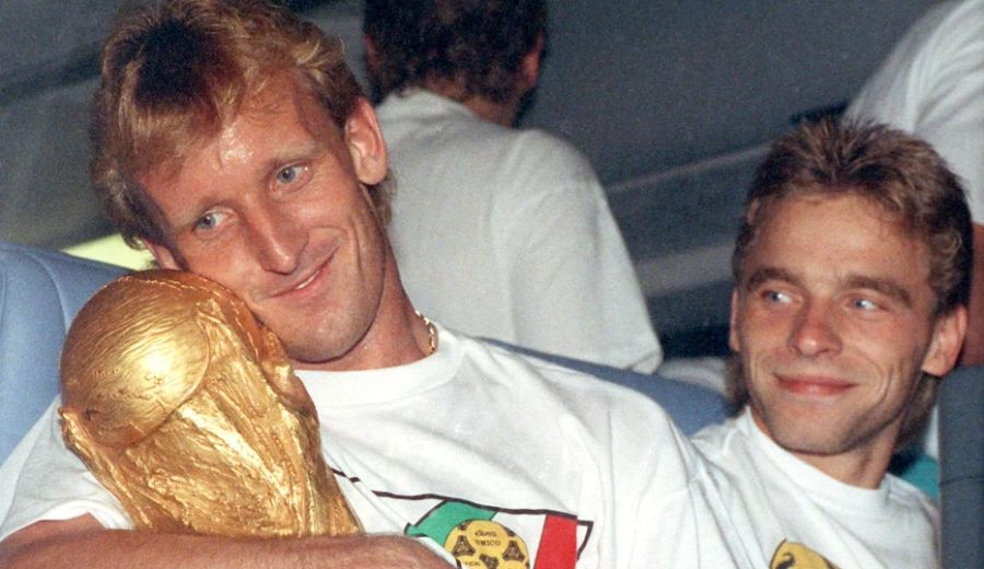 Brehme mit dem WM-Pokal, rechts daneben Thomas Hässler.