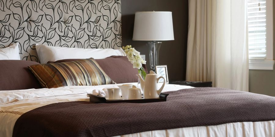 Hochwertige Bettwäsche sorgt für echtes Hotelfeeling im eigenen Schlafzimmer.