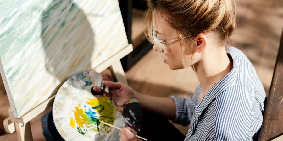 Malen und Zeichnen bieten Teenagern eine gute Alternative zum Zeitvertreib mit dem Smartphone.