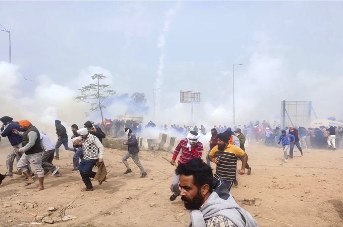 Protestierende Bauern in Indien werden von der Polizei mit Tränengas auseinandergetrieben. (AP Photo/Rajesh Sachar) Indien Bauern Proteste