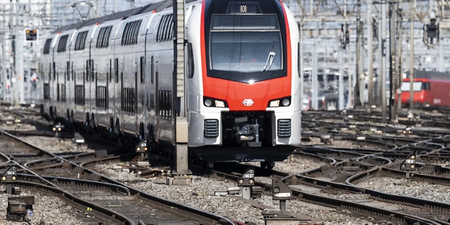 Auf der Bahnstrecke Olten SO-Zürich HB gibt es am Mittwochmorgen auf dem Streckenabschnitt zwischen Aarau und Lenzburg AG Einschränkungen. (Archivbild)