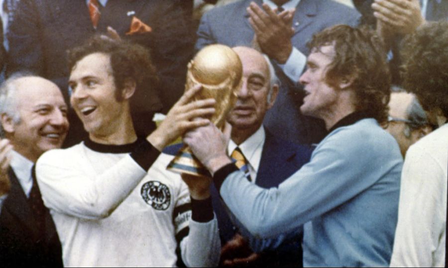 In seiner Karriere gewann Franz Beckenbauer alles, was es zu gewinnen gab, er wurde Weltmeister als Spieler und Trainer.