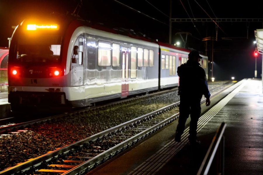 Als die Polizei den Wagen stürmt, wird der Geiselnehmer von einem Schuss getötet.