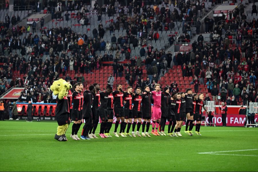 Bayer Leverkusen festigt den Platz an der Tabellenspitze.