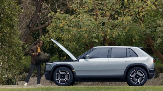 Dank innovativer E-Plattform bietet das SUV viel Platz und zwei Kofferräume 2027 Rivian R3X