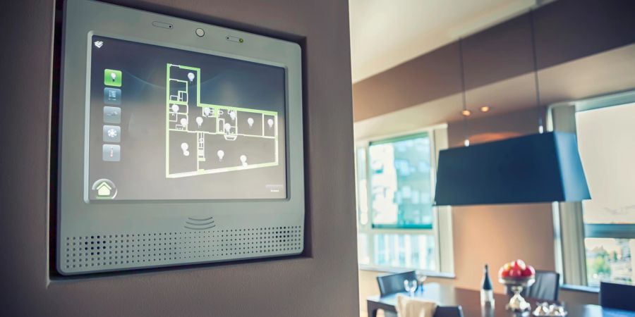 Ob per Infrarot, Touch-Display oder Sprachsteuerung: Das Smart Home bedienen Sie über viele Wege.