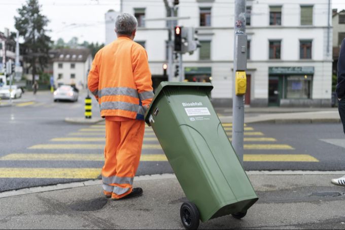 Ein Angestellter von ERZ liefert neue Bioabfallbehälter an die Stadthäuser, die noch keine haben. (Archivbild) Angestellter ERZ