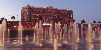 Das Emirates Palace Hotel in Abu Dhabi bei Nacht.