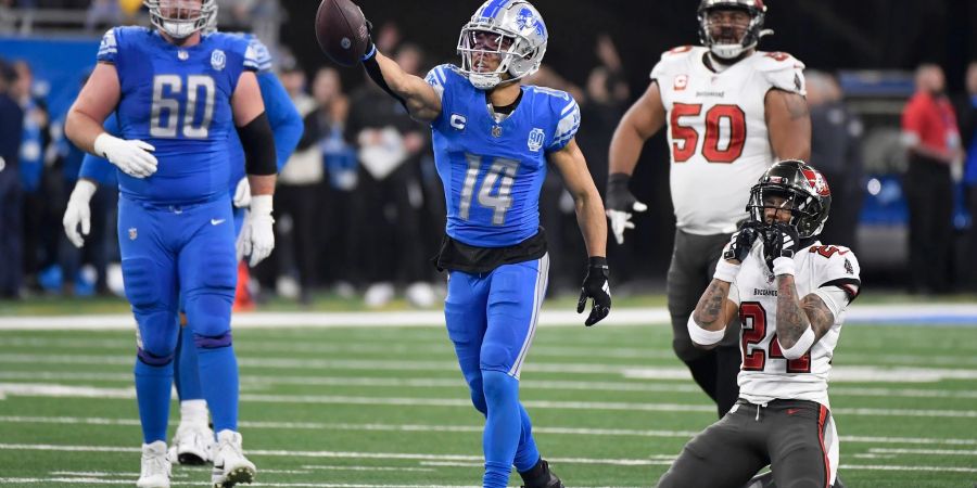 Er trägt die Nummer 14 und er ist in Topform: Amon-Ra St. Brown von den Detroit Lions. Gegen die Tampa Bay Buccaneers steuerte der Deutsch-Amerikaner den vierten Touchdown der Lions bei.