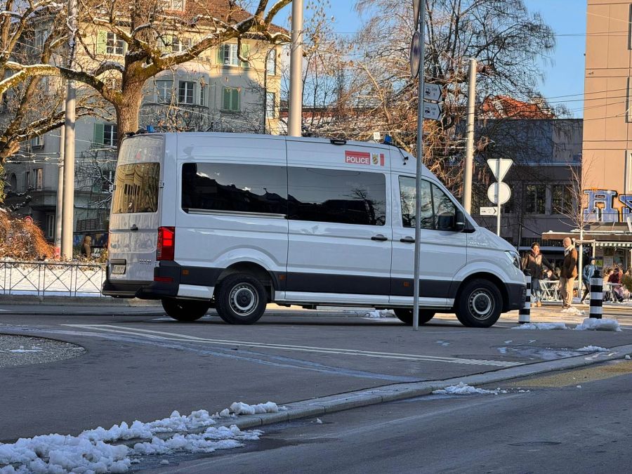 Die Berner Polizei stand am Samstagnachmittag mit Fahrzeugen in der Stadt bereit.