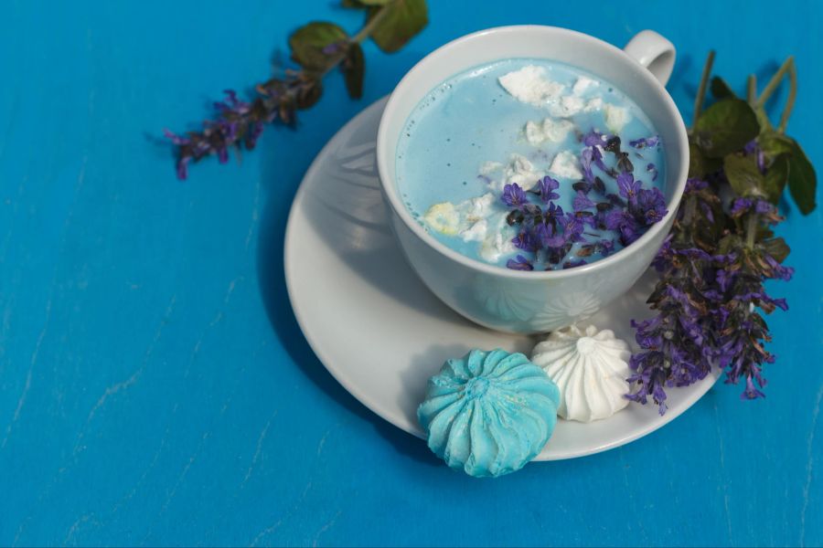 Tasse blau Milch Blüten