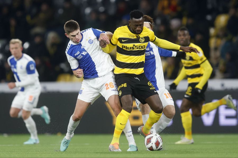 Silvere Ganvoula (r.) behauptet sich gegen Maksim Paskotsi von den Grasshoppers.