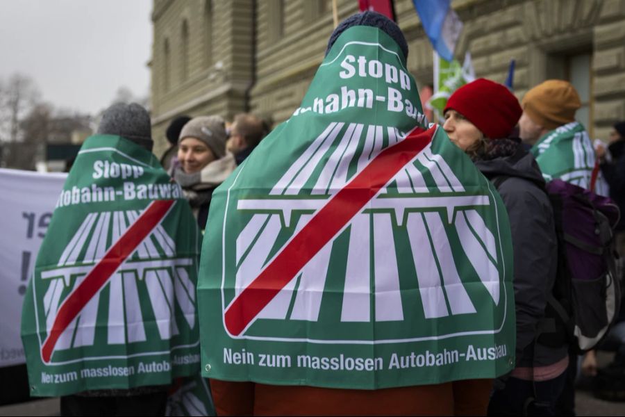 Für die Referendum-Unterstützer und -Unterstützerinnen ist es unverständlich, dass Autobahnen während der Klimakrise ausgebaut werden sollen.