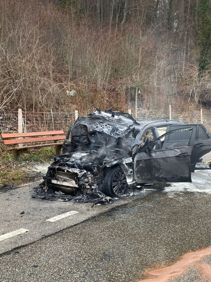 Am Auto entstand ein Sachschaden. Brandschaden an Auto