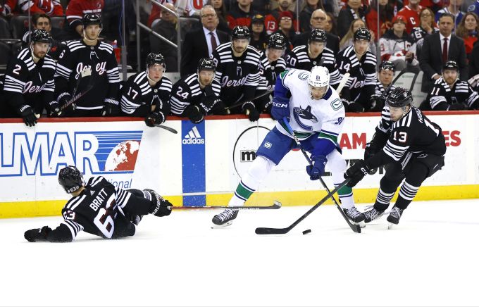 Nico Hischier (re.) im Einsatz für die New Jersey Devils gegen die Canucks in der NHL. Devils NHL Canucks Hischier