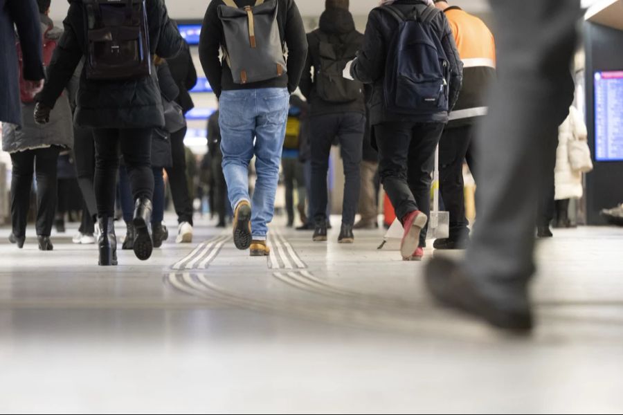 Wer regelmässig im und am Bahnhof Bern vorbeikommt, kennt es: Man wird oft angesprochen. (Archivbild)