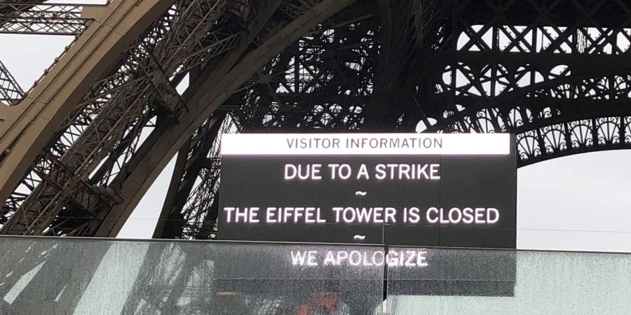 Ein Schild informiert, dass der Eiffelturm wegen Streiks geschlossen ist.