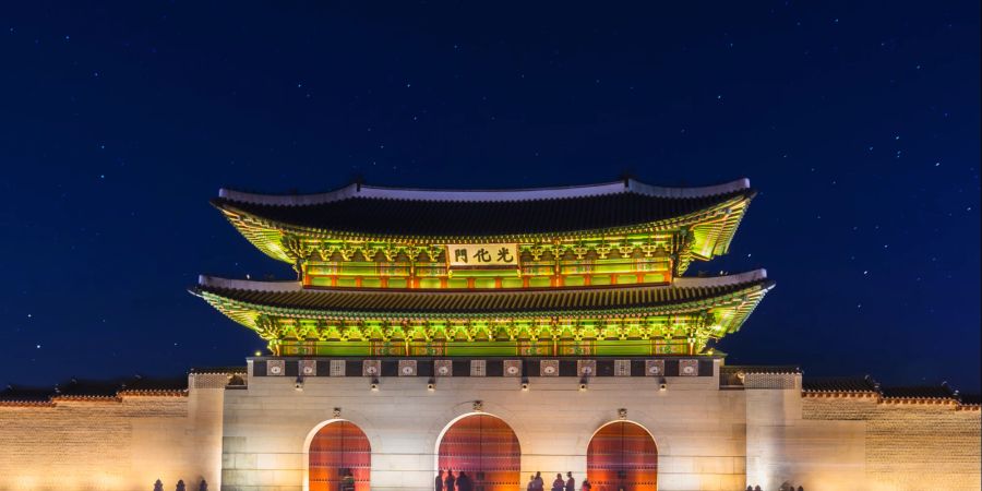 Ein magischer Anblick ist der Gyeongbokgung-Palast bei Nacht.
