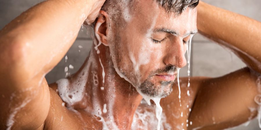Auch wenn es verlockend sein mag: Die Haare sollten nicht täglich mit starkem Shampoo gewaschen werden.