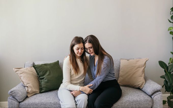 Sie sollten unbedingt Schutz bei Freunden oder der Familie suchen. Schutz