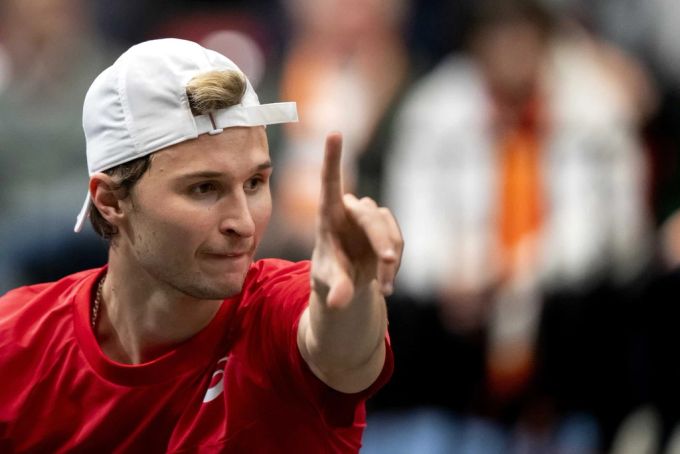 Leandro Riedi besiegte mit Marc-Andrea Hüsler das holländische Duo Wesley Koolhof/Jean-Julien Rojer im Davis Cup. Davis Cup.