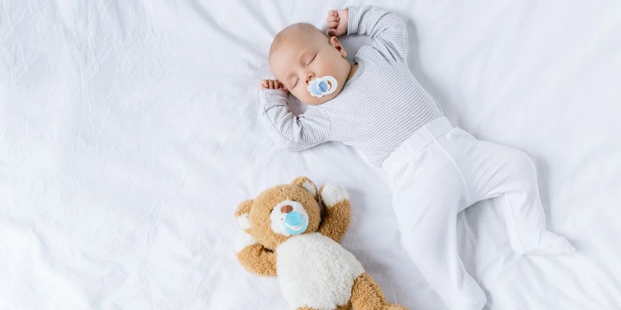 Ein sicherer Platz für den Schlaf eines Babys muss nicht teuer sein.