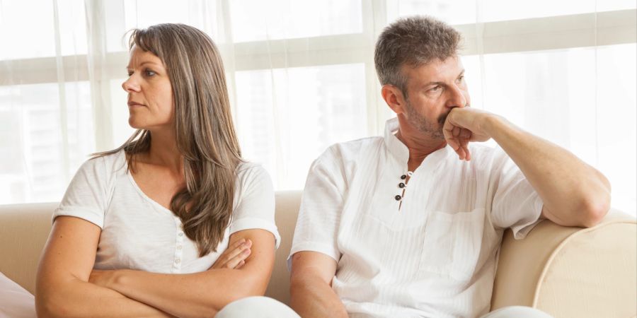 Bindungsangst kommt nicht allein in romantischen Beziehungen vor. Auch innerhalb von Familien oder im Freundeskreis existiert diese Phobie.