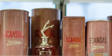 Frauenbeine Scandal Gaultier Parfum