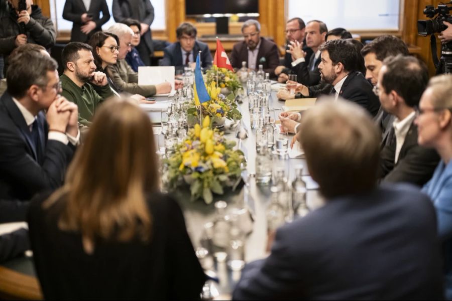 Im Bundeshaus reden Partei- und Fraktionspräsidierende mit der ukrainischen Delegation und Wolodymyr Selenskyj.