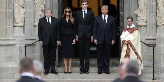 Donald Trump steht neben Sohn Barron, seiner Gattin Melania Trump und seinem Schwiegervater Viktor Knavs. Melania Trump