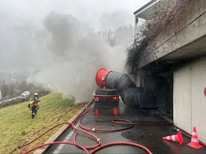 Während der Löscharbeiten mussten die Bewohner das Mehrfamilienhaus verlassen. Löscharbeiten