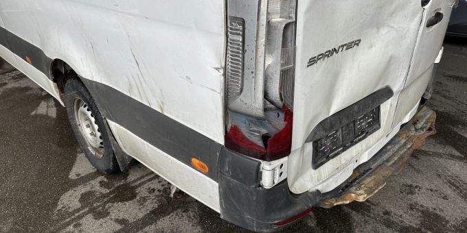 Kaputte Rücklichter an Lieferwagen. Kaputte Rücklichter