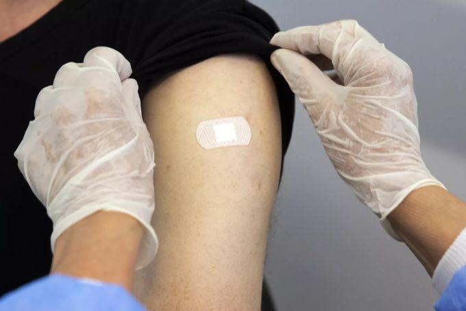 Geimpfte Personen sind laut BAG, so wie Genesene auch, sechs Monate lang von der Quarantänepflicht befreit. Dies basiert auf bisherige Erkenntnisse zum Impfschutz. Impfschutz Coronavirus Quarantäne