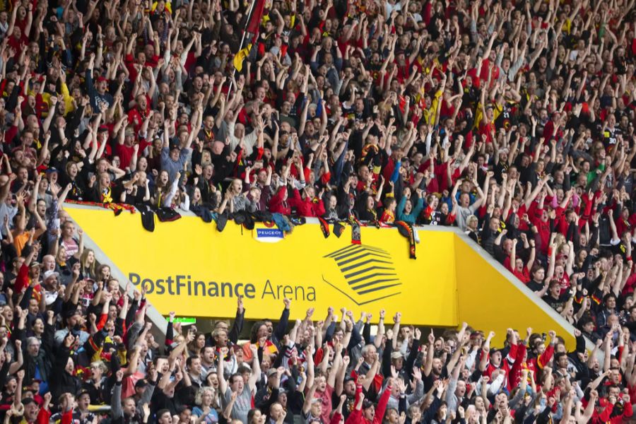 Die Berner Fans jubeln nach dem Tor zum 1-0 durch Gaetan Haas, im fünften Eishockey Playoff-Finalspiel der National League zwischen dem SC Bern und dem EV Zug, am Samstag, 20. April 2019 in der Postfinance Arena in Bern.