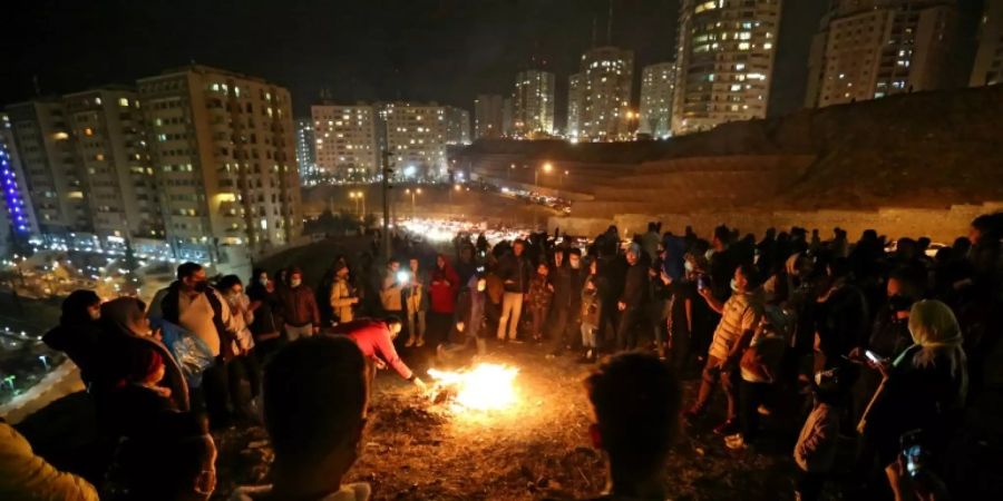 Iranische Familien beim Feuerfest in Teheran