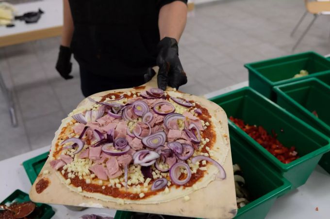 Die Pizzen wurden nach Wunsch belegt. Ein Stüsslinger entschied sich gar für das gesamte Sortiment an Zutaten. Jubla-Minischar Stüsslingen-Rohr