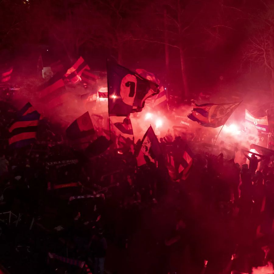 Beim Spiel gegen Luzern versammeln sich die Fans und singen ihren Verein zum Sieg.