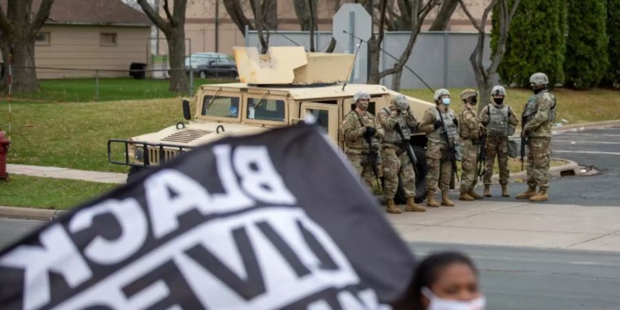 Demonstrantin vor der Polizeistation von Brooklyn Center