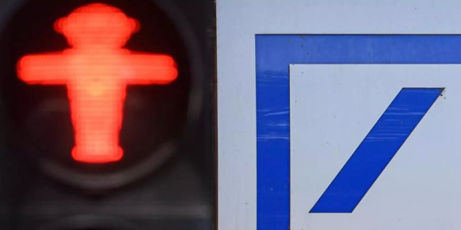 Die geplanten Filialschliessungen bei Deutscher Bank und Postbank auf dem Heimatmarkt kosten unter dem Strich insgesamt rund 1190 Vollzeitstellen. Foto: Robert Michael/dpa-Zentralbild/dpa