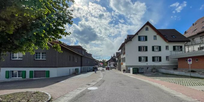 Belagsreparaturen auf der Dällikerstrasse in Buchs ZH