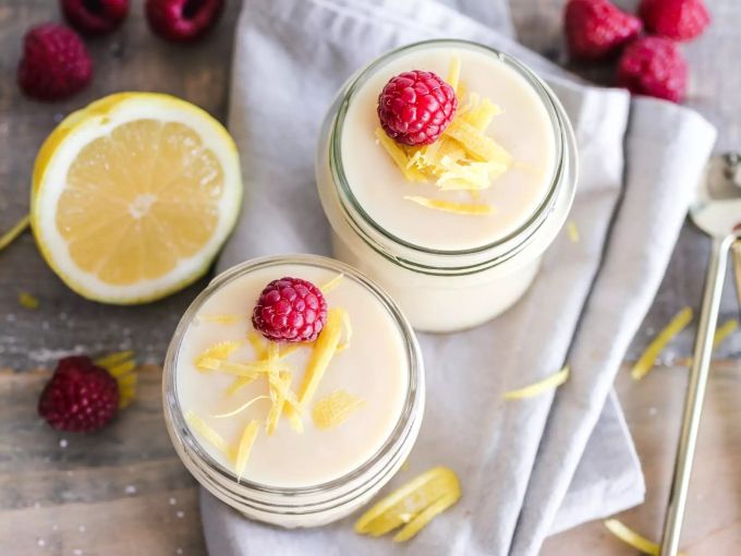 Vanillepudding mit Zitrone verfeinert. Creme in Töpfchen