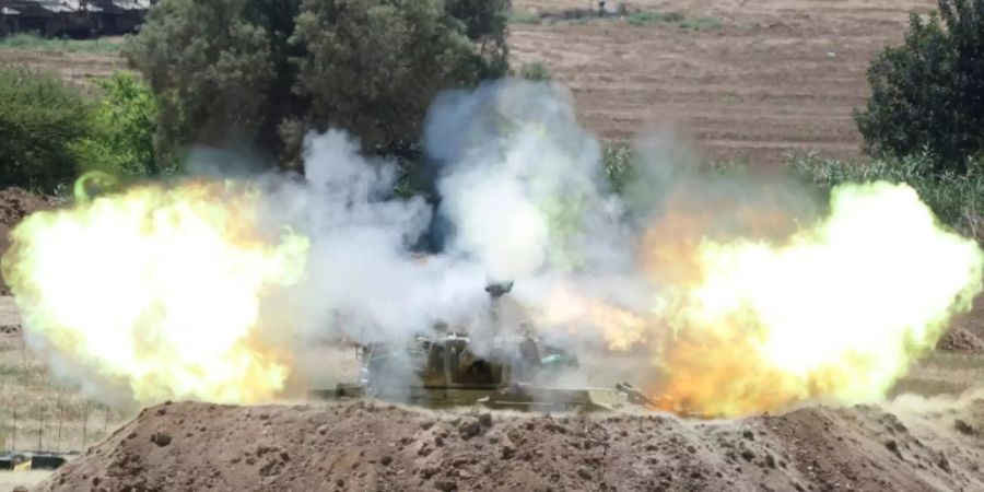 Israelische Soldaten feuern auf palästinensische Ziele