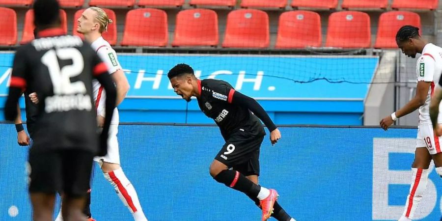 Leverkusens Stürmer Leon Bailey (M) juebelt über sein Tor zum 1:0. Foto: Martin Meissner/AP-Pool/dpa