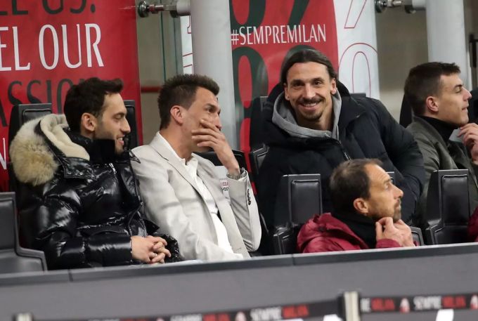Mario Mandžukić auf der Bank des AC Milan neben Zlatan Ibrahimovic (r.) und Hakan Çalhanoğlu (l.). AC Milan